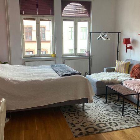 Rum Med Eget Badrum Och Stort, Delat Koek,Centralt I Malmoe A Room In An Apartment, Own Bathroom And Kitchen Shared With A Family Bagian luar foto